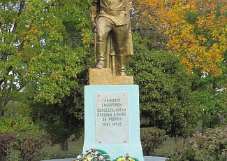Обелиск воинам, погибшим в годы ВОВ при освобождении п.Сидорово-Кадамовского