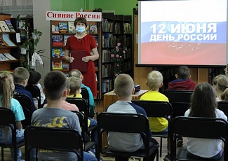 В преддверии празднования Дня России в библиотеках города поздравили жителей с праздником