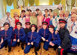 Муниципальный ансамбль песни и пляски «Надежда» принял участие в праздничном концерте «Мы дети твои, Россия!»