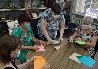 В библиотеке прошел мастер-класс по бумагопластике и оригами