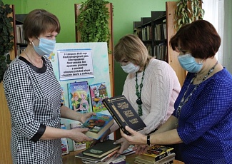 Библиотеки и жители города участвуют в VI Общероссийской акции «Дарите книги с любовью!»