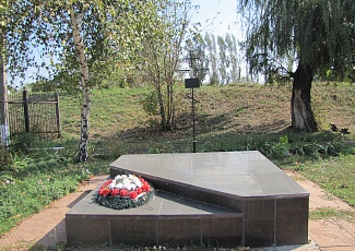 Братская могила воинов СА, погибших в годы ВОВ при освобождении рабочего .п.Аютинский